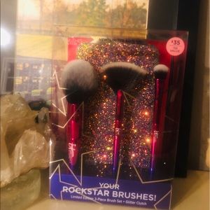 IT Cosmetics Your Rockstar Brush & Clutch Set!